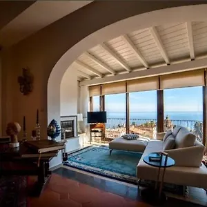 https://casa-arico-shatulle-suites.taorminaitalyhotels.com
